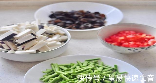 素馅大馄饨,馅大皮薄、营养丰富,满满一口极大地满足!