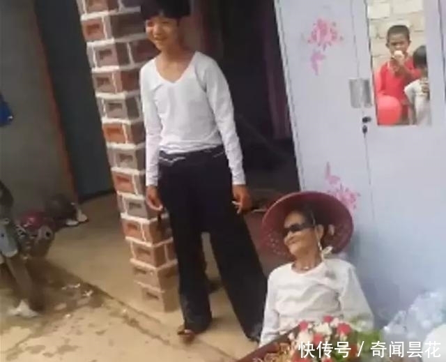  倒地|老人参加侄女婚礼打扮时尚引众人围观拍照，却乐极生悲倒地身亡