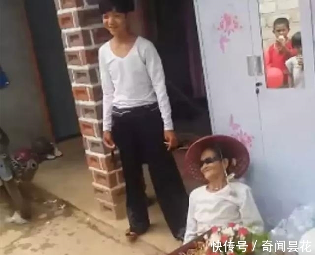 倒地|老人参加侄女婚礼打扮时尚引众人围观拍照,却乐极生悲倒地身亡