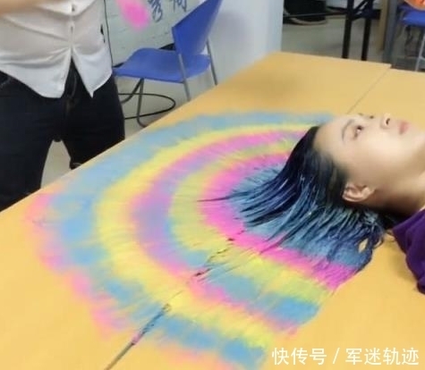 奇闻：失恋女孩染了一头五颜六色的发型,比孔雀开屏还美啊