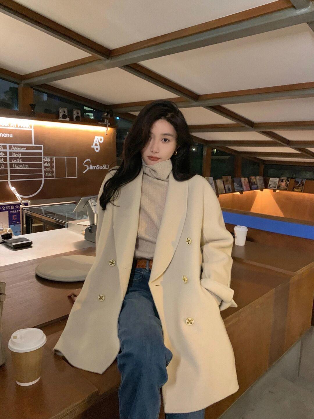 优雅|这个秋天熟女都爱穿“大衣+高领衫”,优雅知性,关键还很保暖