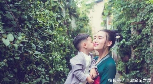 宝宝|萌娃在商场认错妈妈,抱住不肯撒手,亲妈出现后宝宝的举动超可爱