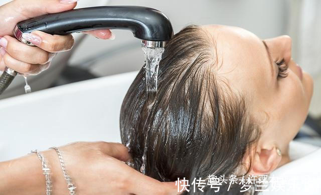 干枯|头发隔多久洗一次最好？很多人都做错了，难怪头发掉得越来越厉害