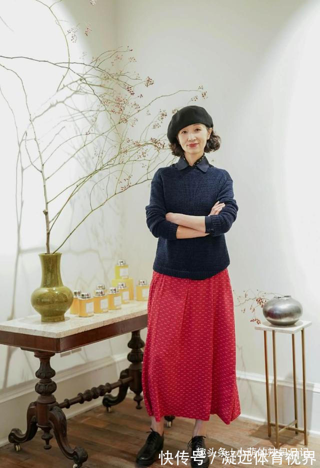 妈妈 女人过了五十岁，少穿T恤配短裤吧！学学三木妈妈这样穿，真优雅