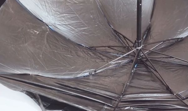 雨伞坏了也别扔，把伞布拆下来剪一刀，放在家里老人小孩都能用！