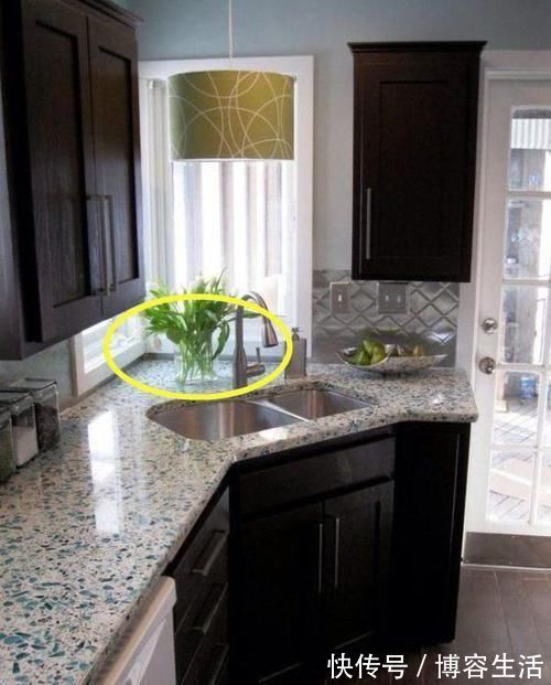 双槽|同样都是小厨房，他家把水槽挪到橱柜拐角处，见缝插针放下3个槽