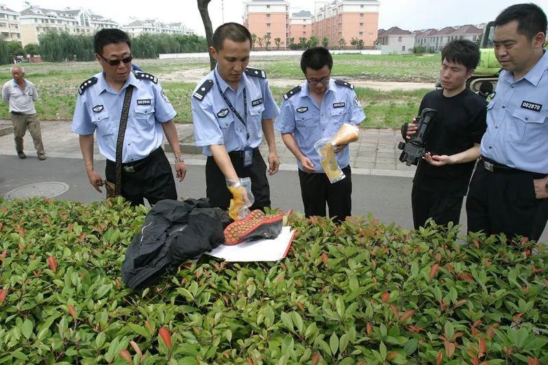  上海市公安局刑侦总|他把人高马大的嫌疑人死死按在地上 起身后发现嫌疑人身下居然压着一把匕首……