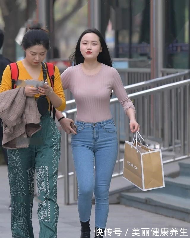 打底裤 牛仔外套搭配深蓝打底裤,单色搭配,最保守最低调的穿衣方法!