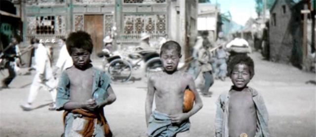 照片拍摄于清末|清末上色老照片镜头下貌美如花的宫女、难民儿童衣不蔽体