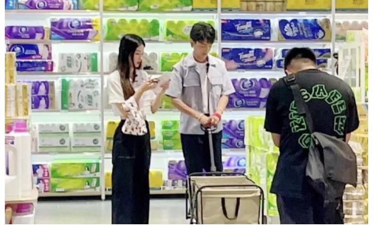 中餐厅|《中餐厅5》新路透，周也带着丁真逛超市，姐弟俩高糊图还是养眼