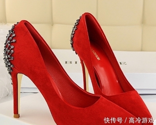 女人身材丰满,就要穿这种高跟鞋,性感妩媚,显高显瘦,贼美