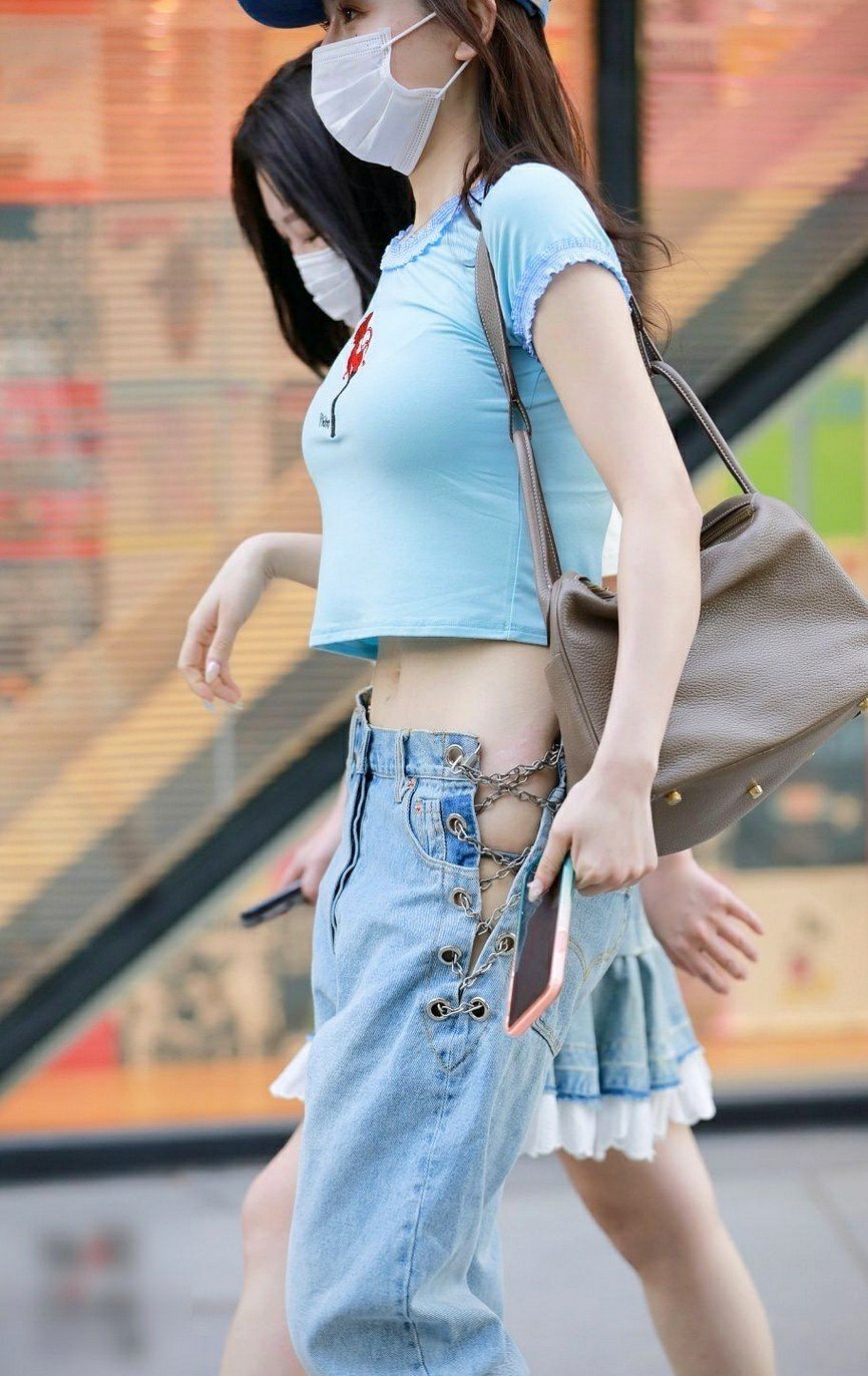 时髦|小姐姐用链条栓裤子，增加自身一定的气质美