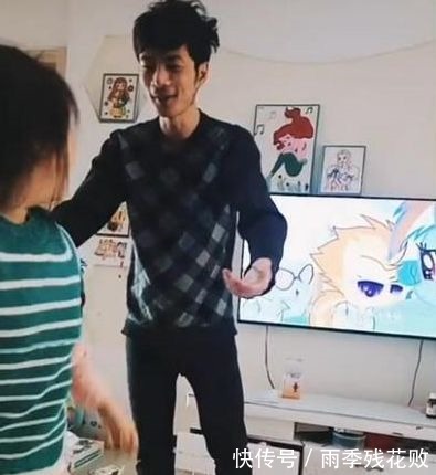 考试|5年级女儿考试第一名,想要爸爸抱却被现实打败,妈妈在一旁抹泪