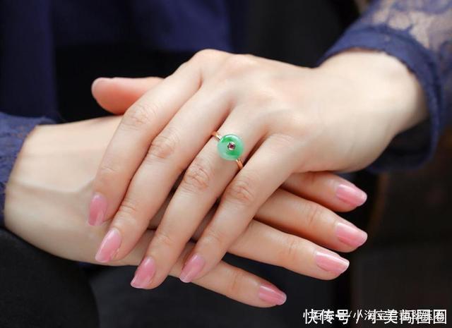 手指|翡翠戒指可别乱戴!戴在不同的手指上,都有着不同的寓意和作用