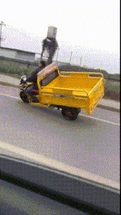 |搞笑GIF:美女有你这样吃饺子的吗,你家醋难道不要钱吗