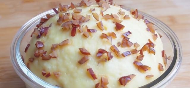 1碗糯米粉,3个鸡蛋,手不沾面,筷子一搅,软糯香甜,比蛋糕好吃