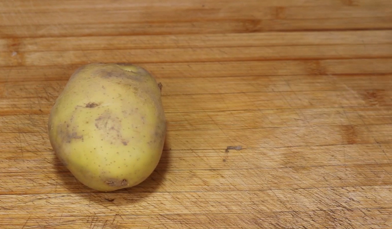 土豆切成条放冰箱里，太厉害了，老保姆拿手绝活，比外面买的香