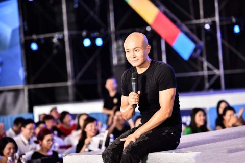 小镇|“消失”的乐嘉:从金牌主持到小镇不牵绳遛狗,他经历了什么