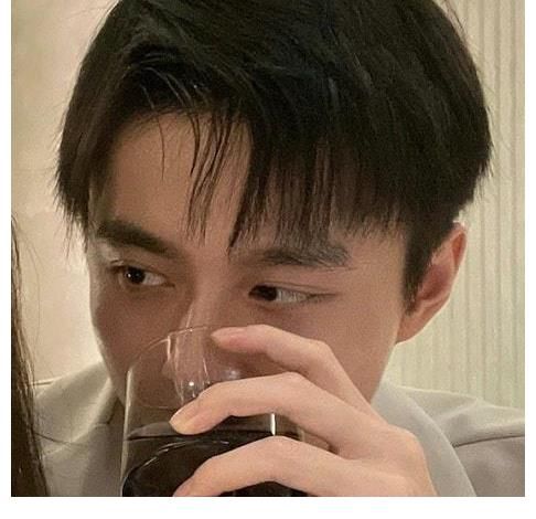 《心動4》快樂星球CP被偶遇，馬董摟著小孔，還“咬耳朵”講話