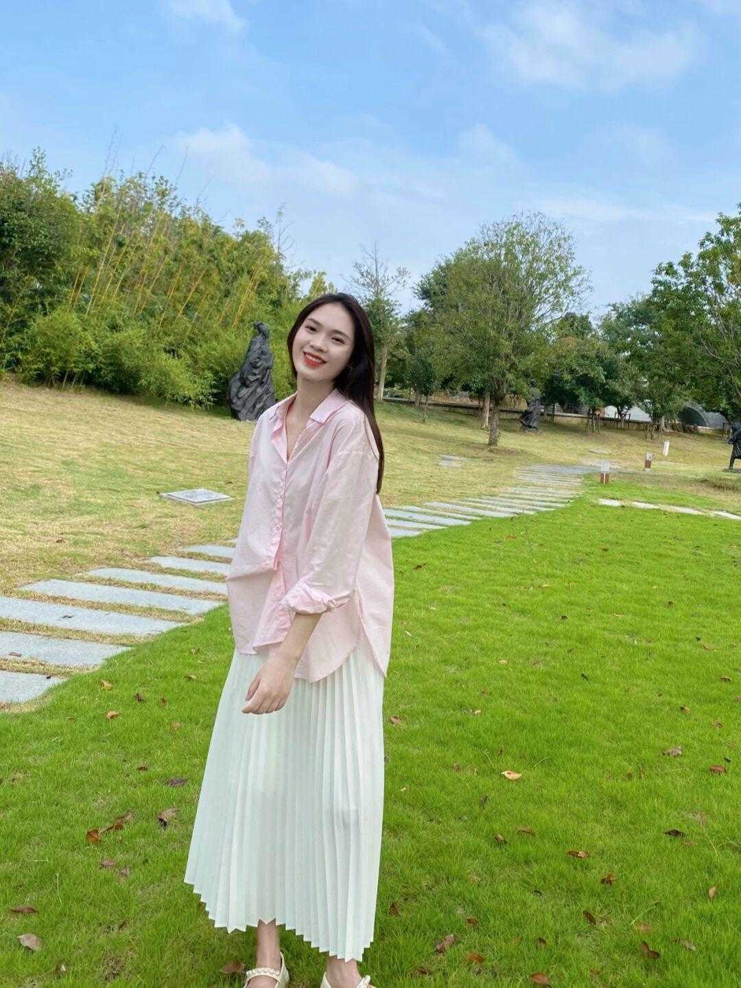 针织衫|入秋以后怎么穿？衬衫搭配白色百褶裙简约时髦，干练又不失优雅