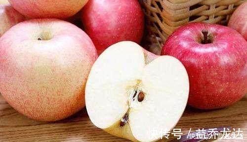 毒素|睡觉前吃苹果积累毒素营养师告诉你两个最适合吃苹果的时间
