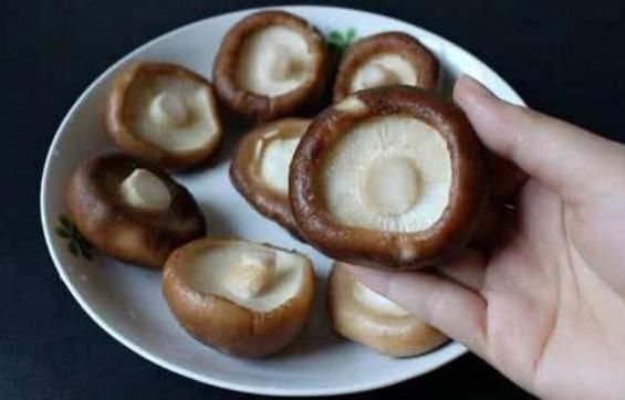 就行了|洗香菇,用水冲就行了错大厨教你2招,虫卵脏东西自动泡出来