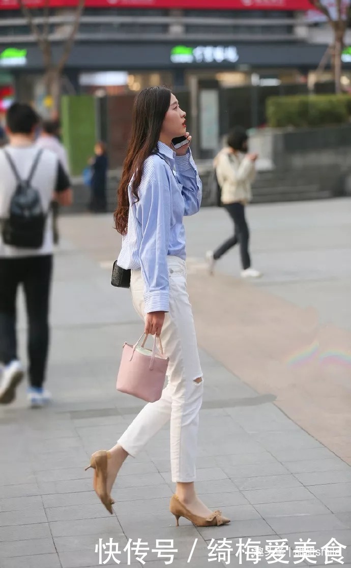 美女脚上穿上一双卡其色的剪头高跟鞋,带着气质与浪漫