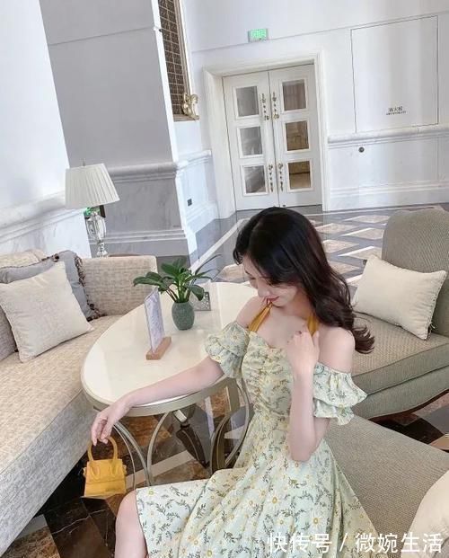 印花 这才叫省布料设计!雏菊抹胸吊带裙可盐可甜,绑脖设计最是特别