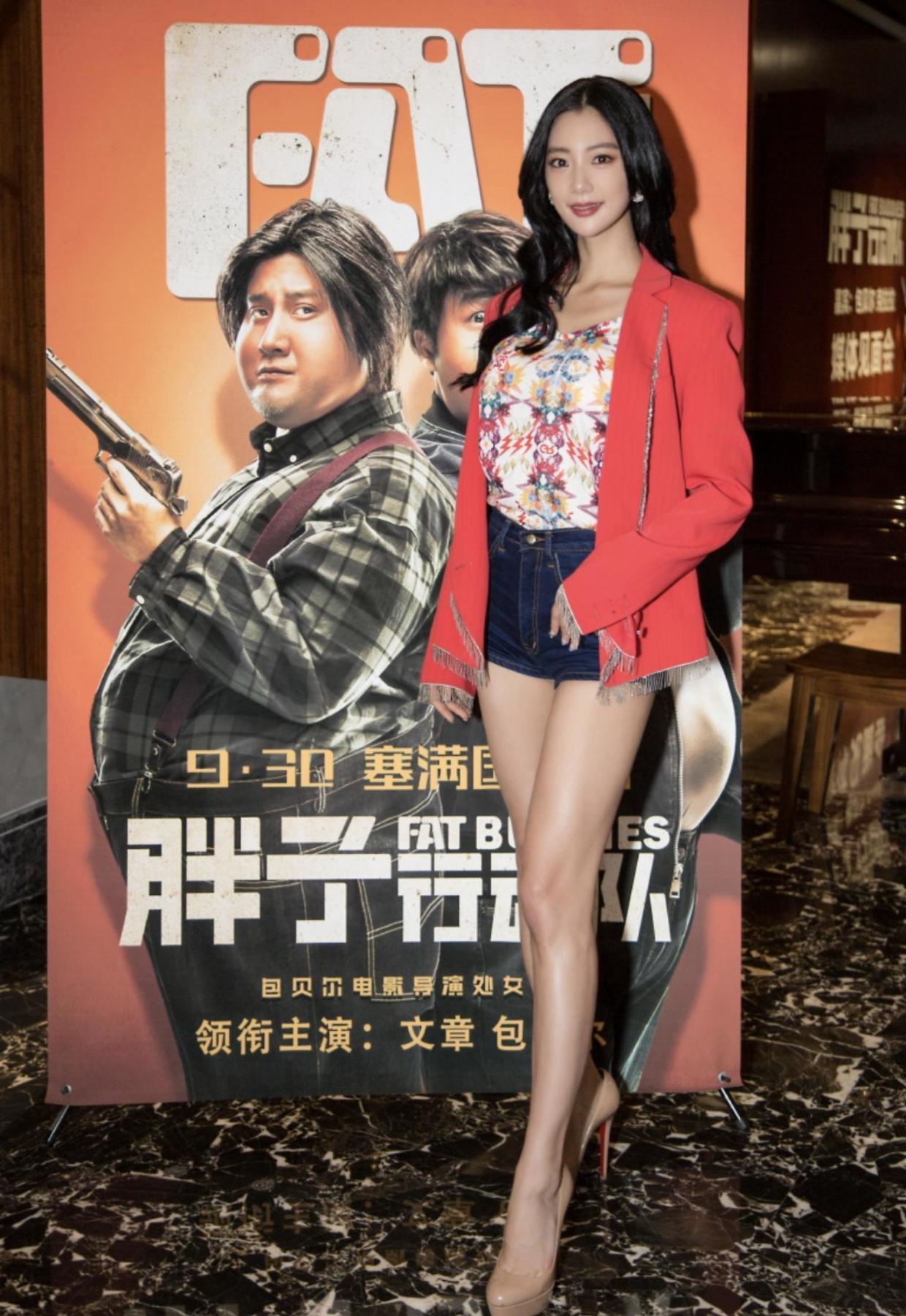 克拉拉带火了一种穿搭，叫“红色西装+牛杂短裤”，秀出高挑身材