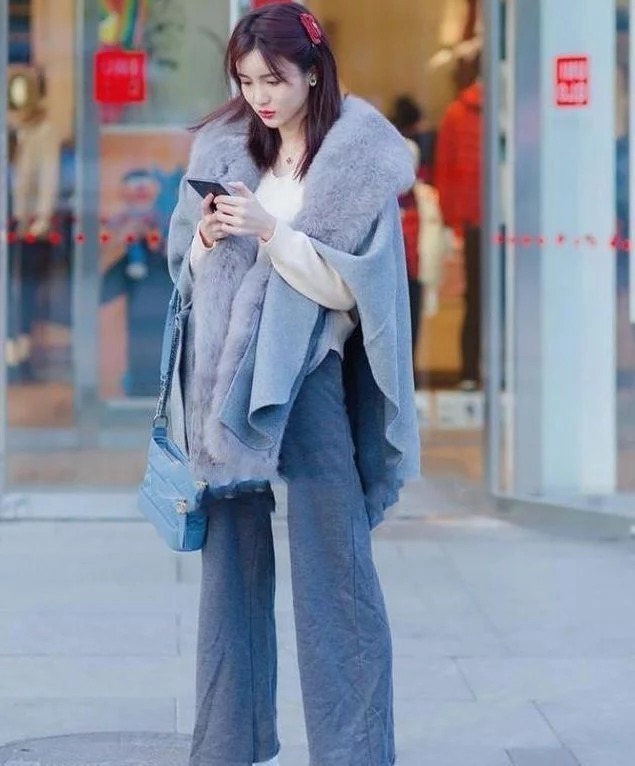 街拍:小姐姐穿棕色吊带配喇叭口牛仔裤,秀出苗条好身材