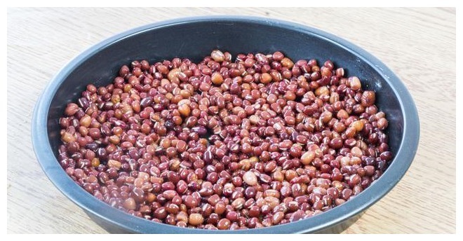 红豆饼不一样的做法，外面根本买不到，简单又好吃，4分钟就出锅