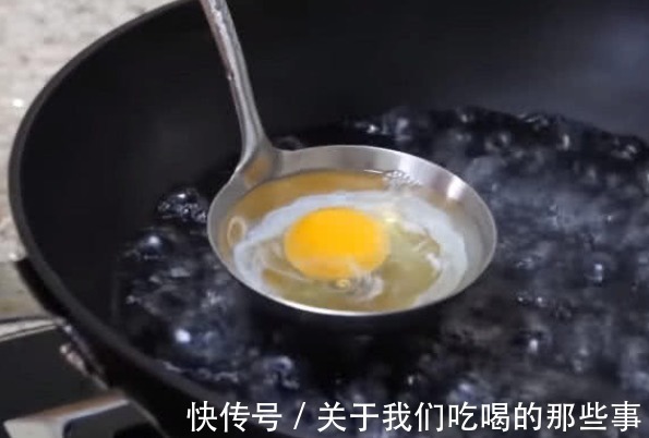 如何煮出完美荷包蛋？分享3种做法，个个圆润光滑，不散花不起沫