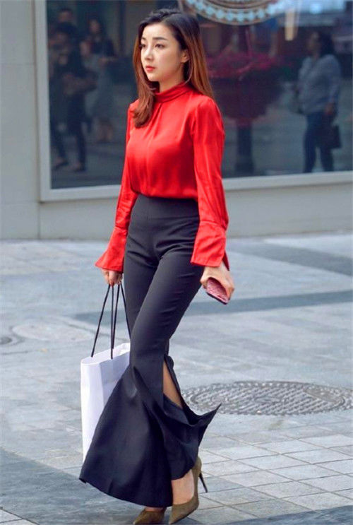 街拍:小姐姐身着田园风格碎花连衣裙,特别有女人味,恬静优雅