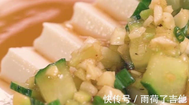 简单好吃的葱油黄瓜蒜香豆腐，软嫩营养又美味，老少皆宜的美食！