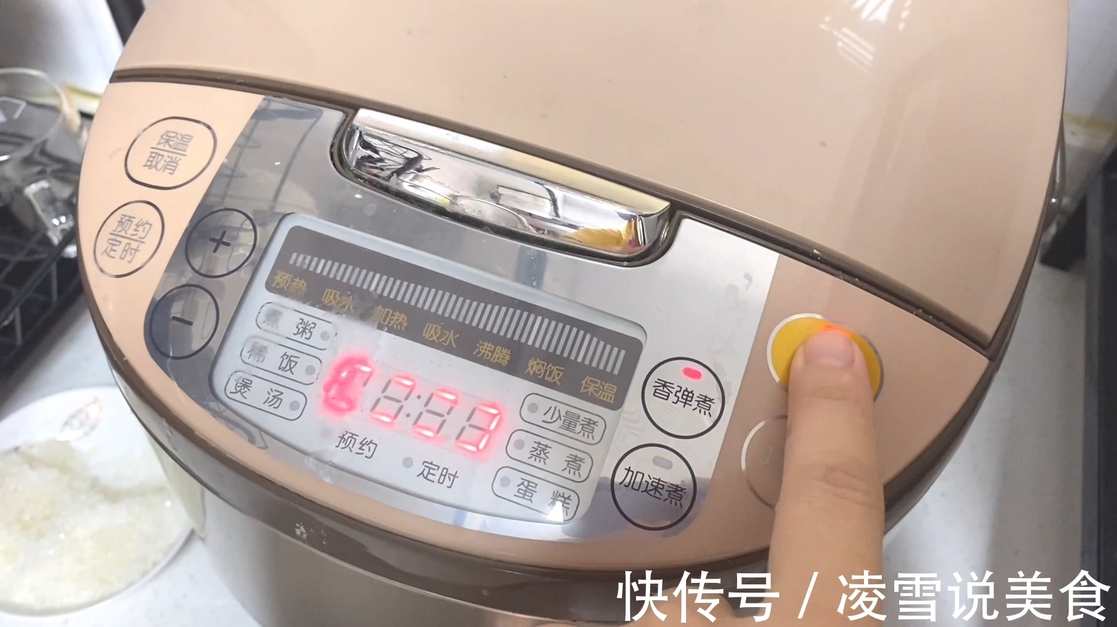 鸡蛋别再用水煮了，保姆教你新方法，只需1分钟，鸡蛋鲜嫩不粘壳