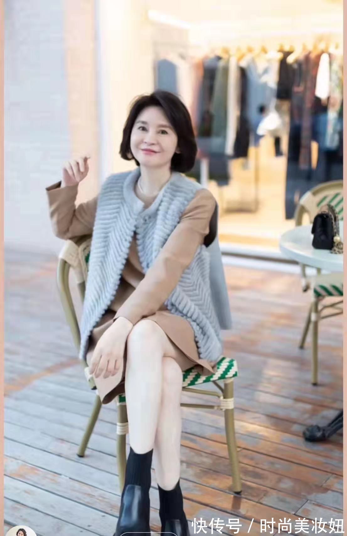 连衣裙|50岁女人穿搭要“贵气”,不信你看她,靠穿搭赢得体面又优雅