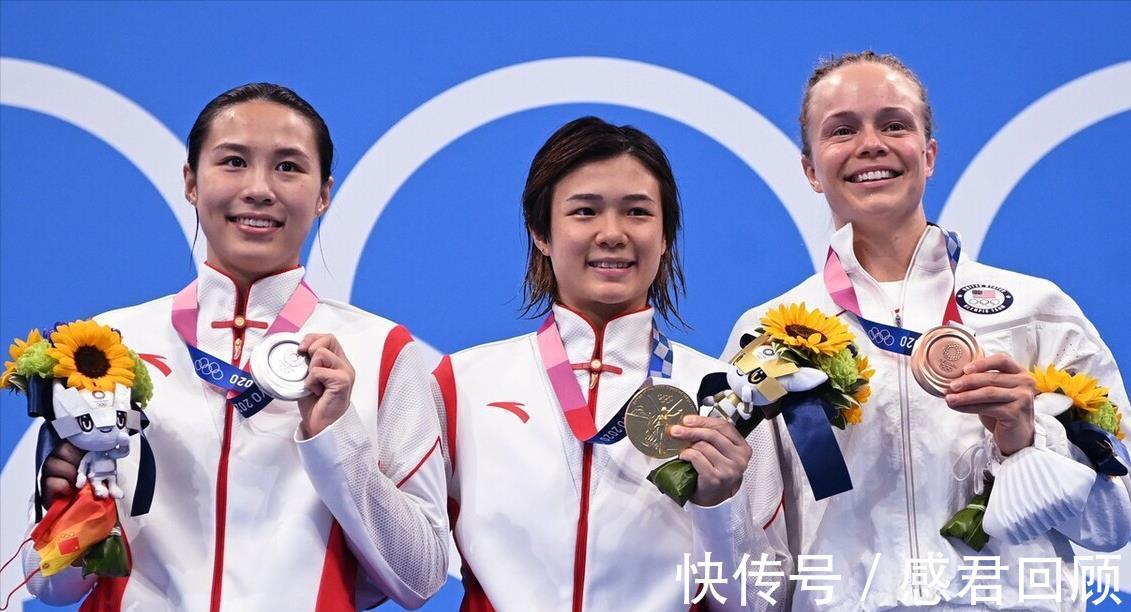 領(lǐng)獎臺|沒介紹完就上臺!不戴口罩唱國歌,金牌拿來貼臉,一道別樣的風(fēng)景