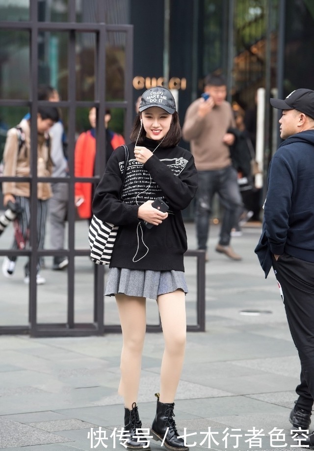 可爱|路人街拍,小姐姐清纯又可爱,搭配一条吊带裙,清凉迷人