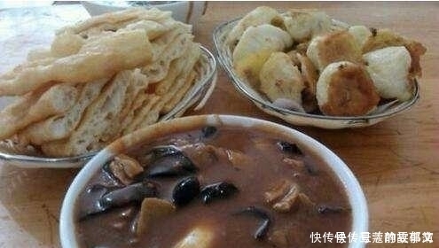 这脏兮兮的食物,是国内知名小吃,外地人吃不惯,本地人离不开!