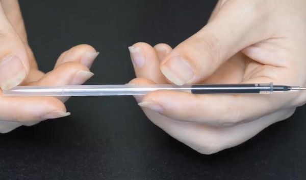 破旧雨伞不要扔，把笔芯缝在上面，解决了困扰大家的一个大烦恼！