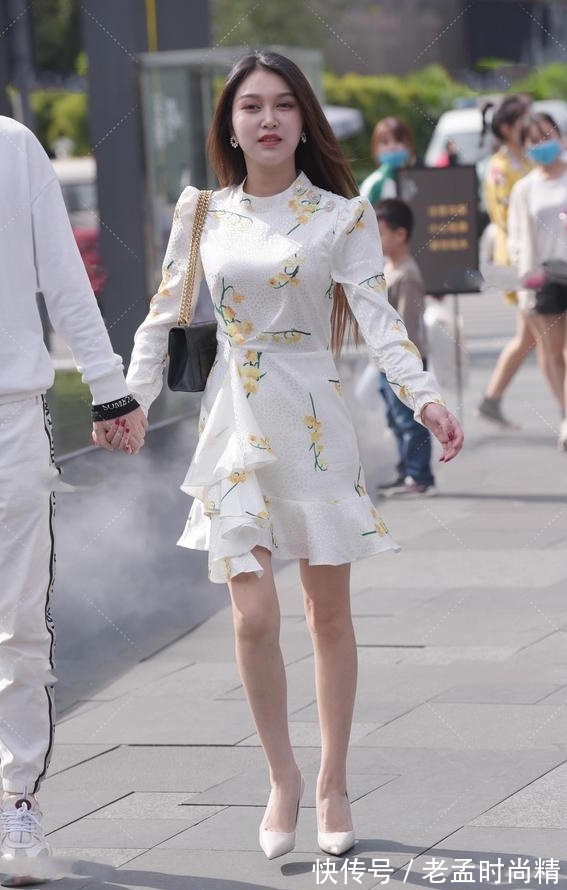 搭配|初秋优雅风穿搭,一身简约印花连衣裙搭配高跟鞋,简单大方显气质