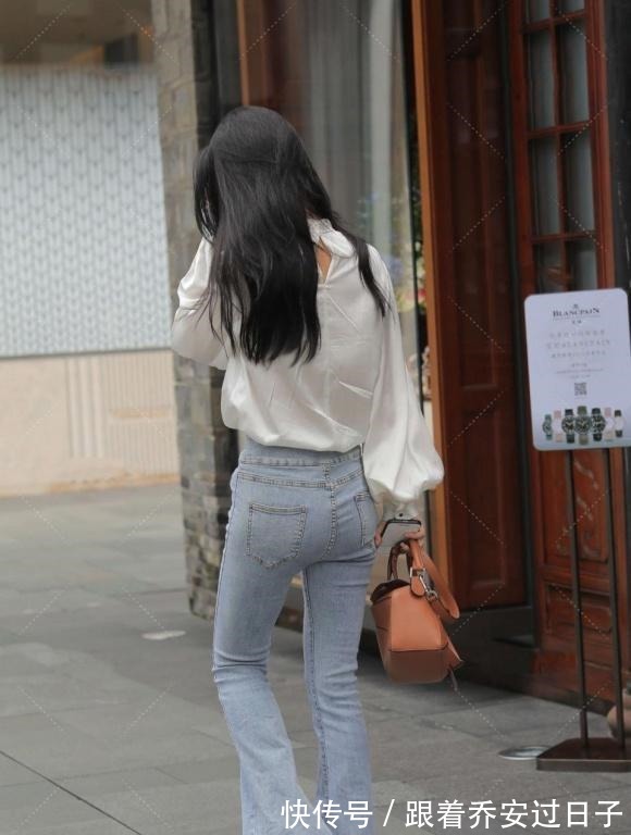 高腰 卷土重来的喇叭裤,配白色绸缎面衬衫,洋气好看又显恬静的美!