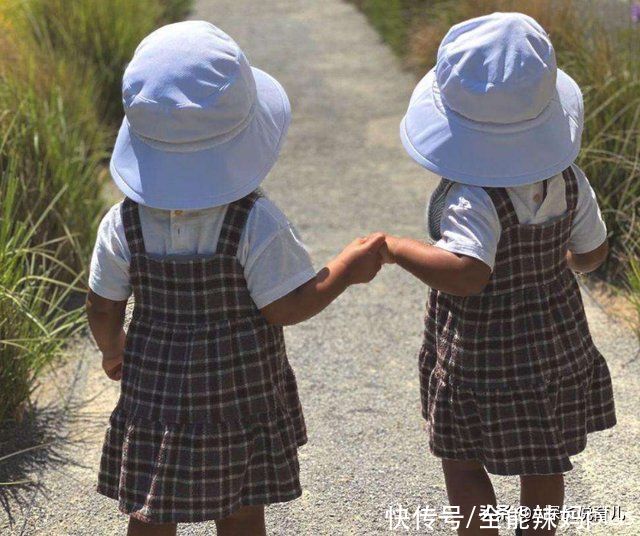 老人|双胞胎姐妹花，爸妈和外婆分别带，3年后差距肉眼可见