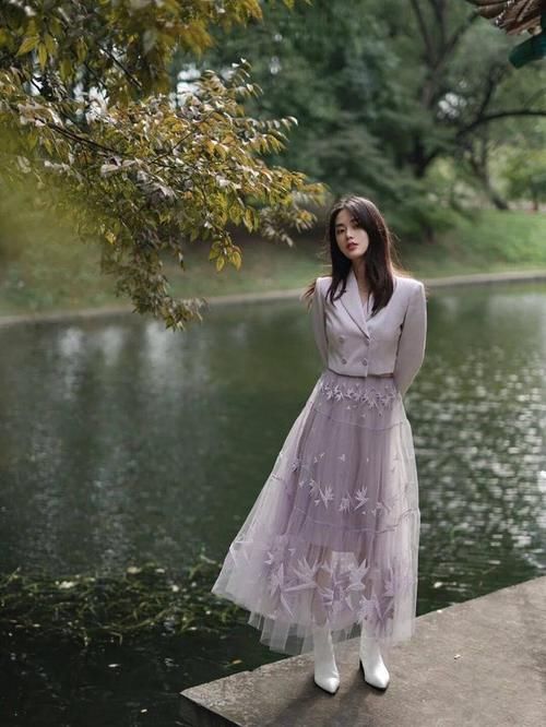 简单即是美，让人意外的同色西装配纱裙，搭在一起超时髦