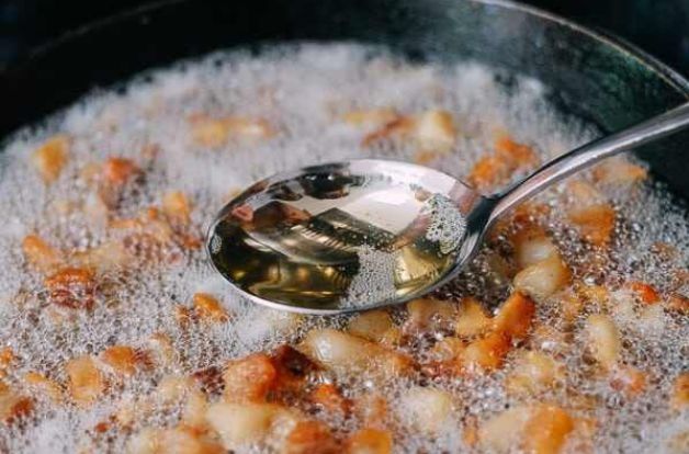 熬猪油不要用油熬，多放三个料，猪油更香浓，用它做啥都好吃