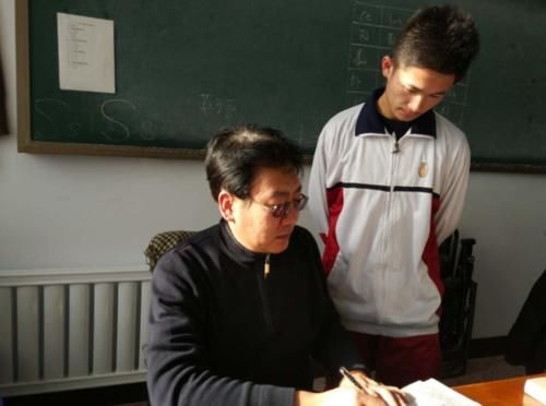 “请倒数第一名家长发言！”差生妈妈从容应对，让老师无地自容