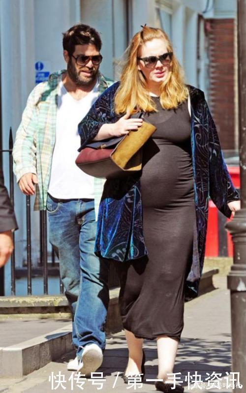 满头|阿黛尔穿绑带泳衣素颜上街,扎满头小辫扮嫩,却因穿错衣服被抨击