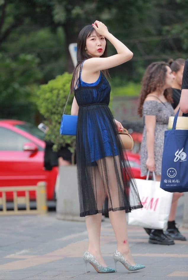 这身造型 小姐姐可真会穿，在裙子外套层纱，网友：再也不怕蚊子了！