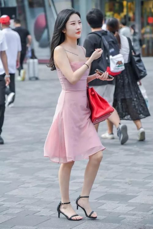 路人街拍小姐姐这般粉嫩甜美的打扮,凸显满满的少女心啊