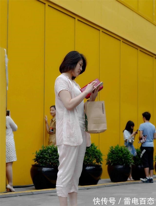 街拍|时尚的尖头细跟鞋,让你的搭配变得简单,还显身材苗条!